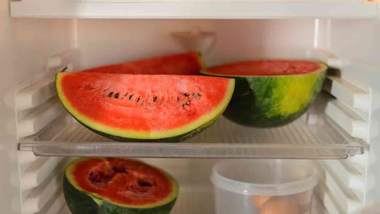 Watermelon in fridge | పుచ్చకాయను ఫ్రిడ్జ్‌లో పెట్టి తినవచ్చా.. ఆరోగ్య నిపుణులు ఏం చెప్తున్నారంటే..