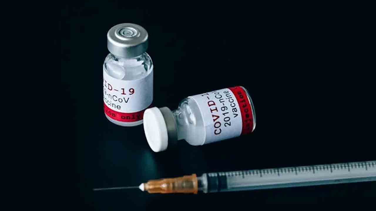 కొవిషీల్డ్‌ వ్యాక్సిన్లపై ఆస్ట్రాజెనెకా కీలక నిర్ణయం.. అనేక అనుమానాలు