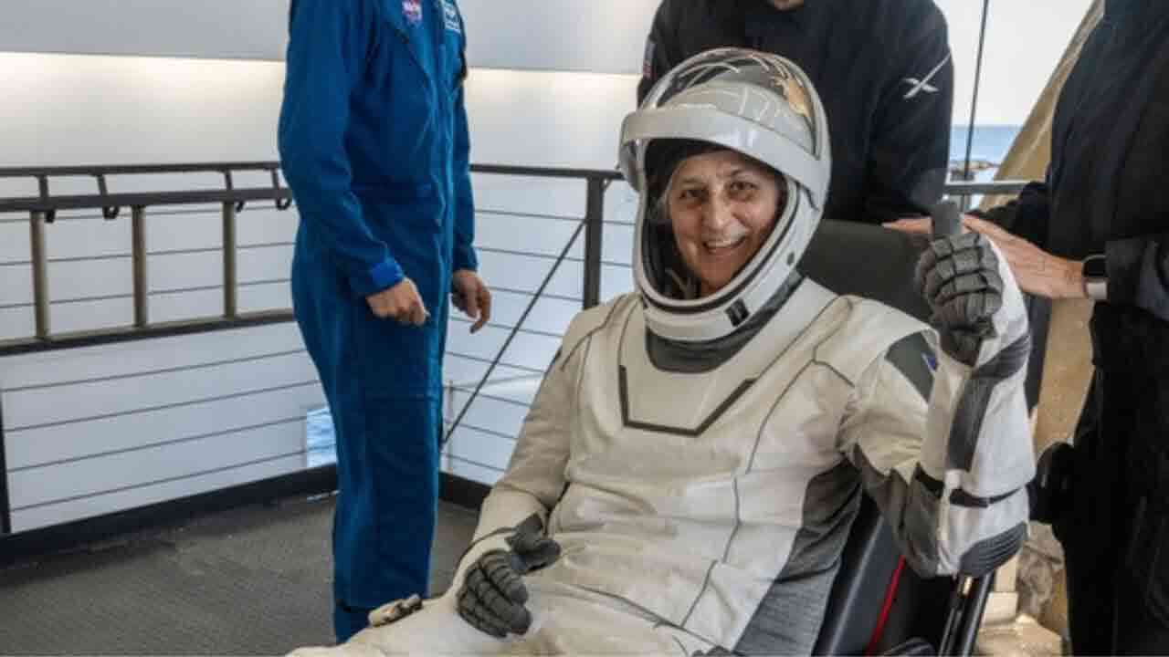 తొమ్మిది నెలల నిరీక్షణకు తెర.. భూమిపైకి చేరిన సునీత విలియమ్స్ 