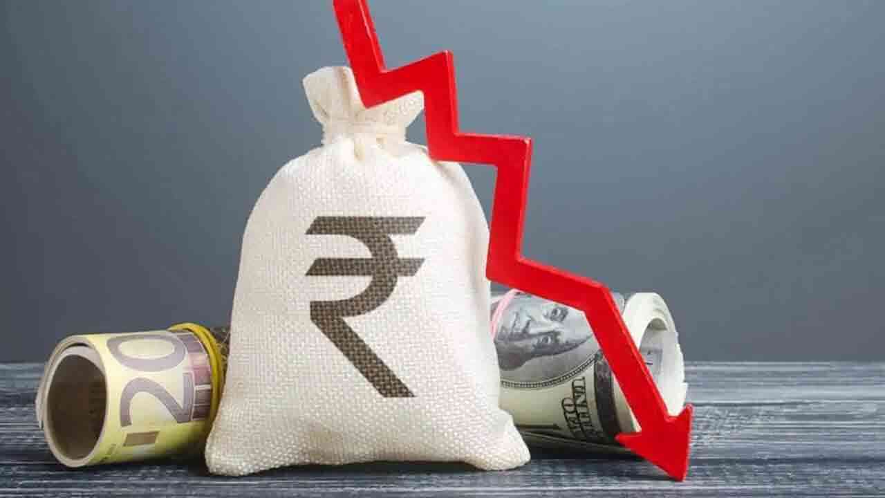 పాతాళానికి పడిపోతున్న రూపాయి.. చర్యలు తీసుకోని కేంద్ర ప్రభుత్వం