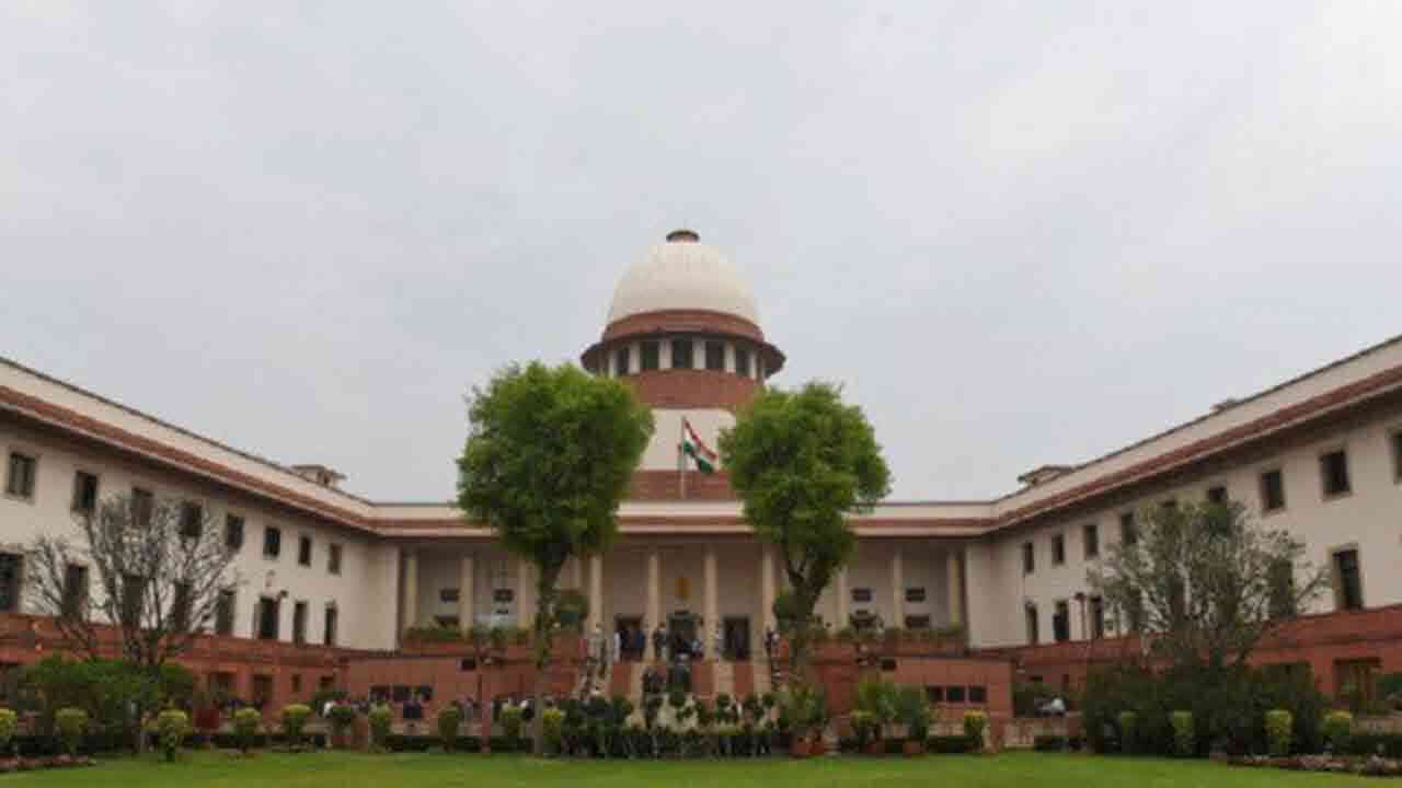 HCU భూములపై సుప్రీం కోర్టు కీలక ఆదేశాలు.. తెలంగాణ సీఎస్‌కు నోటీసులు