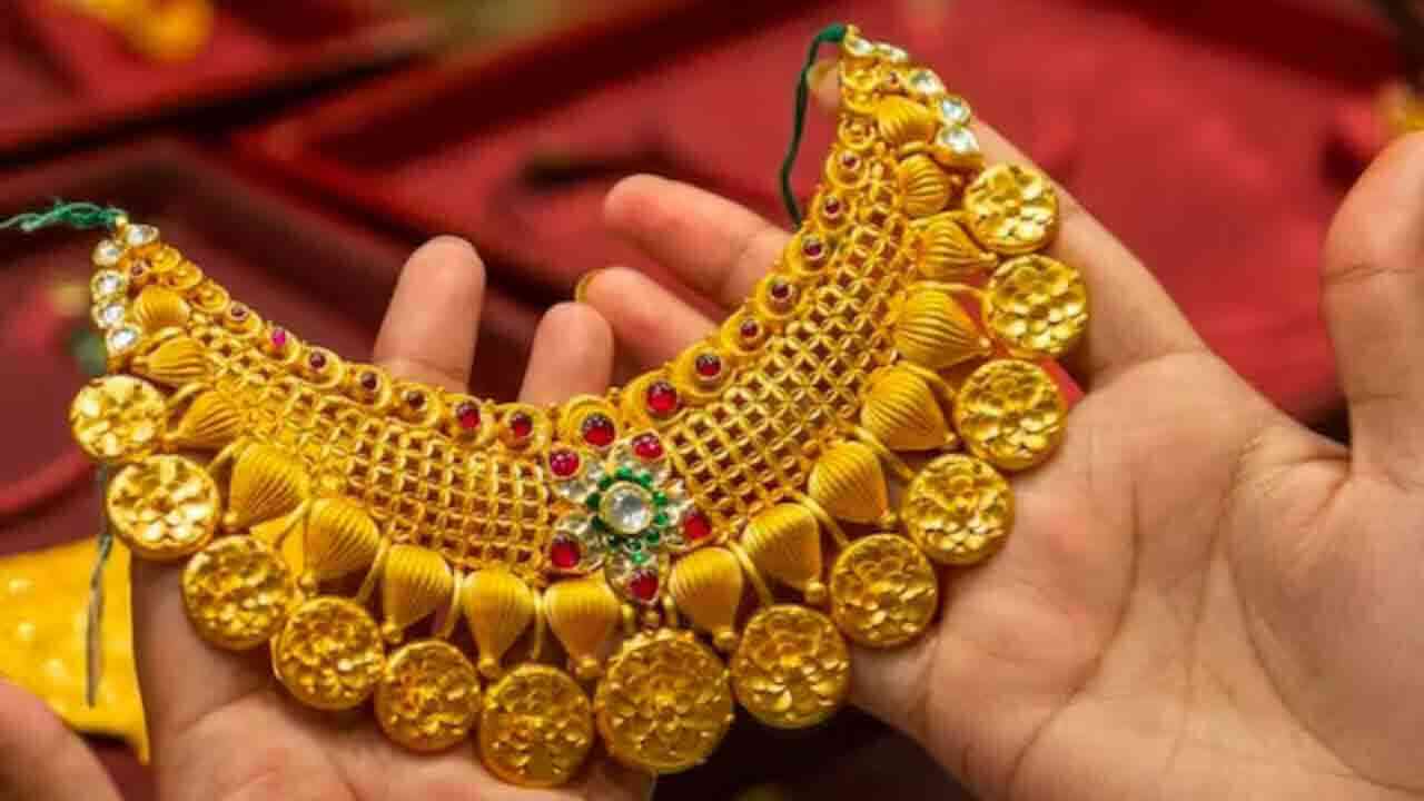 భారీగా తగ్గిన బంగారం ధరలు.. ఎంత తగ్గింది అంటే.!