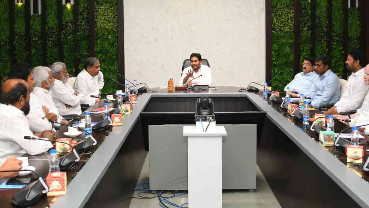 విలువలు, విశ్వసనీయతతో ముందడుగు వేయాలి.. ఎంపీలతో వైఎస్‌ జగన్‌