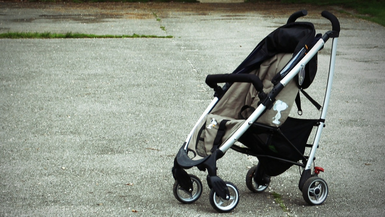 టికెట్ కొనాలని అన్నందుకు కన్న బిడ్డను వదిలేశారు!