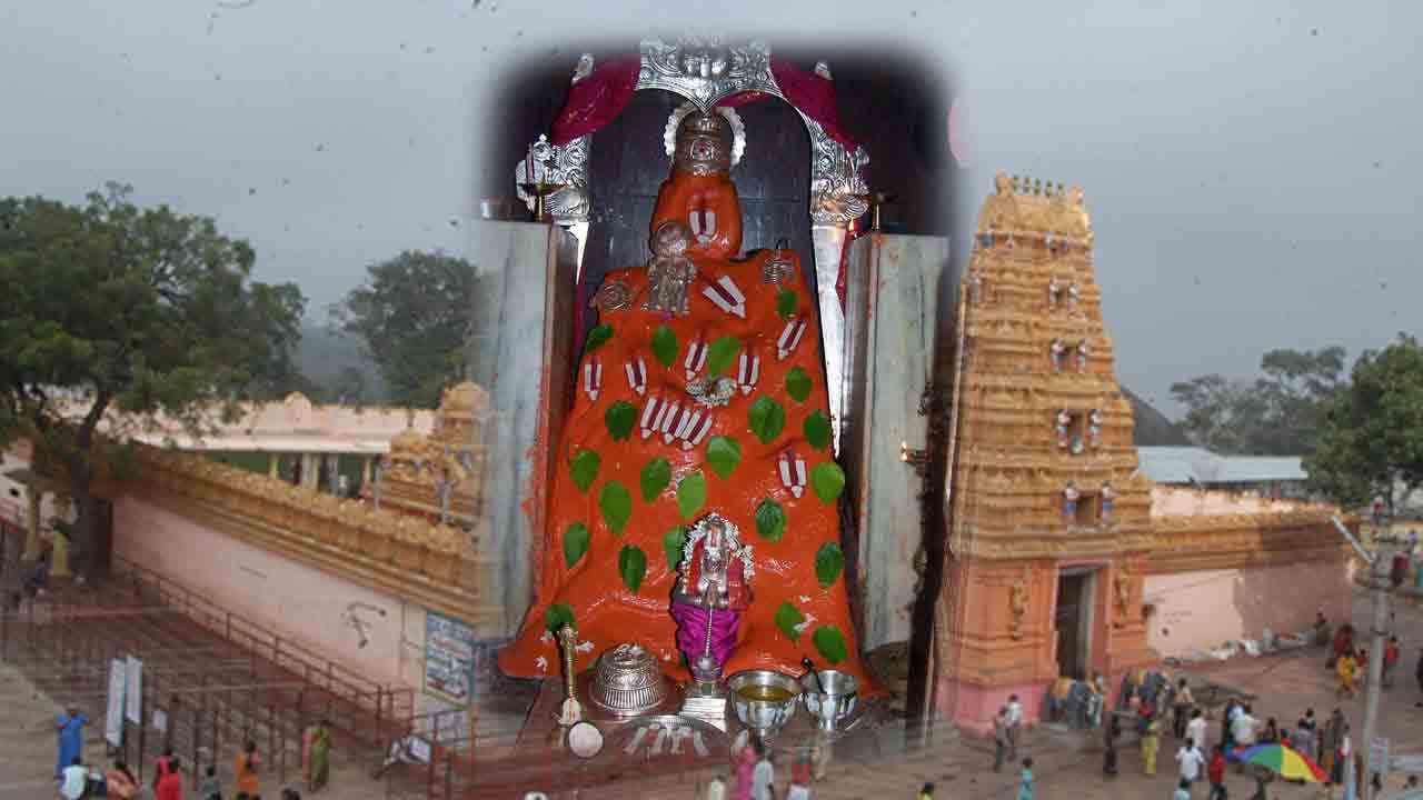 ﻿Kondagattu | కొండగట్టులో భక్తుల రద్దీ.. కనీస సౌకర్యాలు లేక తీవ్ర ఇబ్బందులు