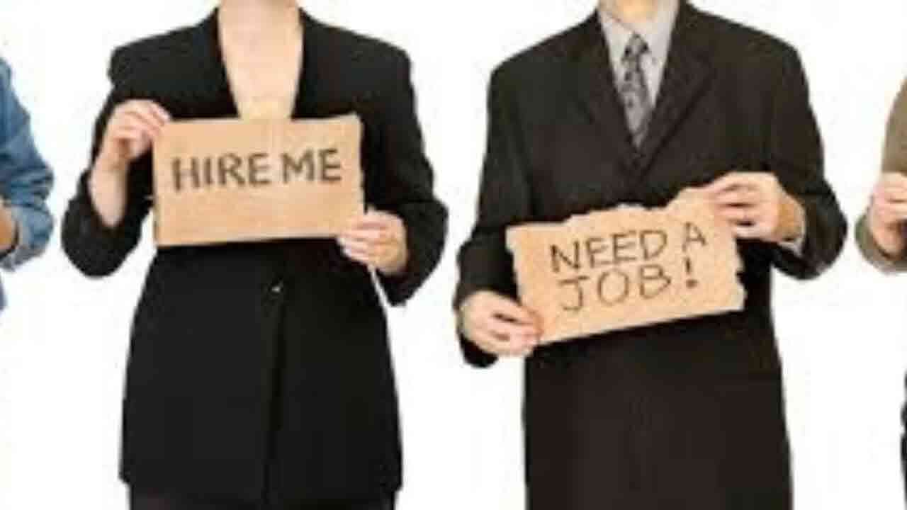 కొలువు కష్టాలు.. అమెరికా నుంచి వచ్చిన విద్యార్థుల పాట్లు 