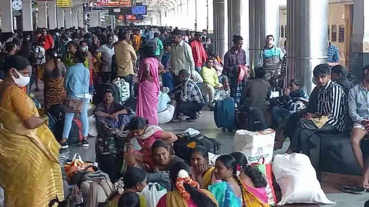 సంక్రాంతికి గ్రామాల బాట.. హైదరాబాదు నుంచి వెళ్లే రహదారులన్నీ కిటకిట 