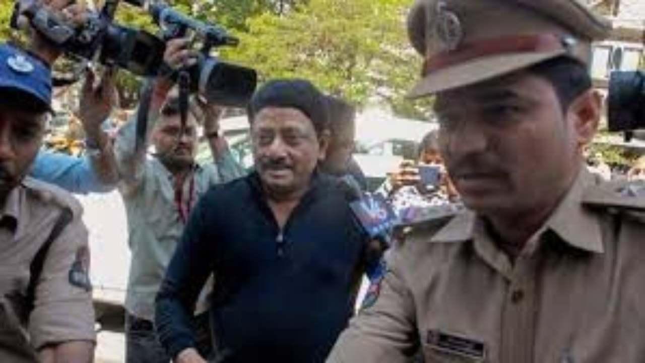 సుదీర్ఘంగా కొనసాగుతున్న ఆర్జీవీ విచారణ.. కీలక అంశాలపై పోలీసుల ప్రశ్నల వర్షం