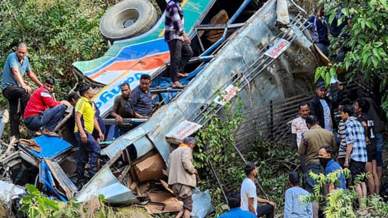ఐతారం గోలె నెత్తుటి ధారలు... రెండు ప్రమాదాల్లో 19 మంది దుర్మరణం...