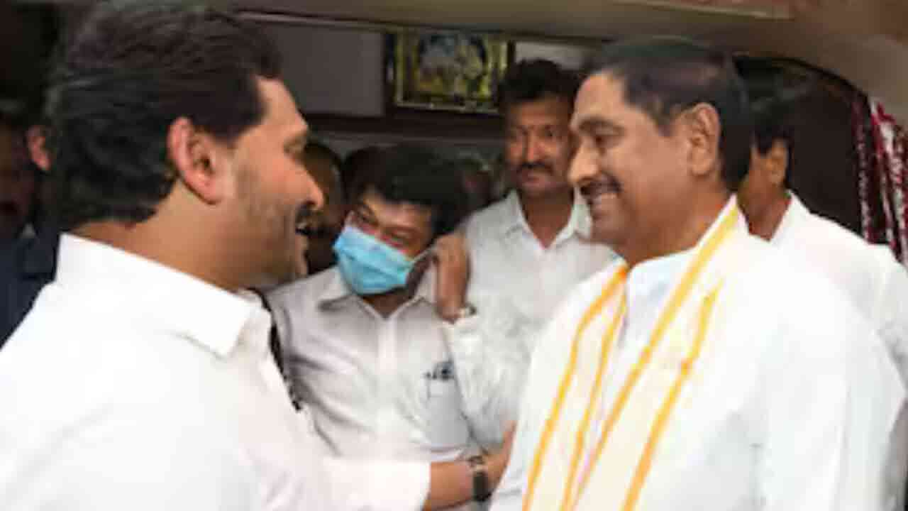 యాక్టివ్ పాలిటిక్స్ లోకి ధర్మాన.. పాలకొండ పర్యటనలో జగన్ తో కలయిక.!