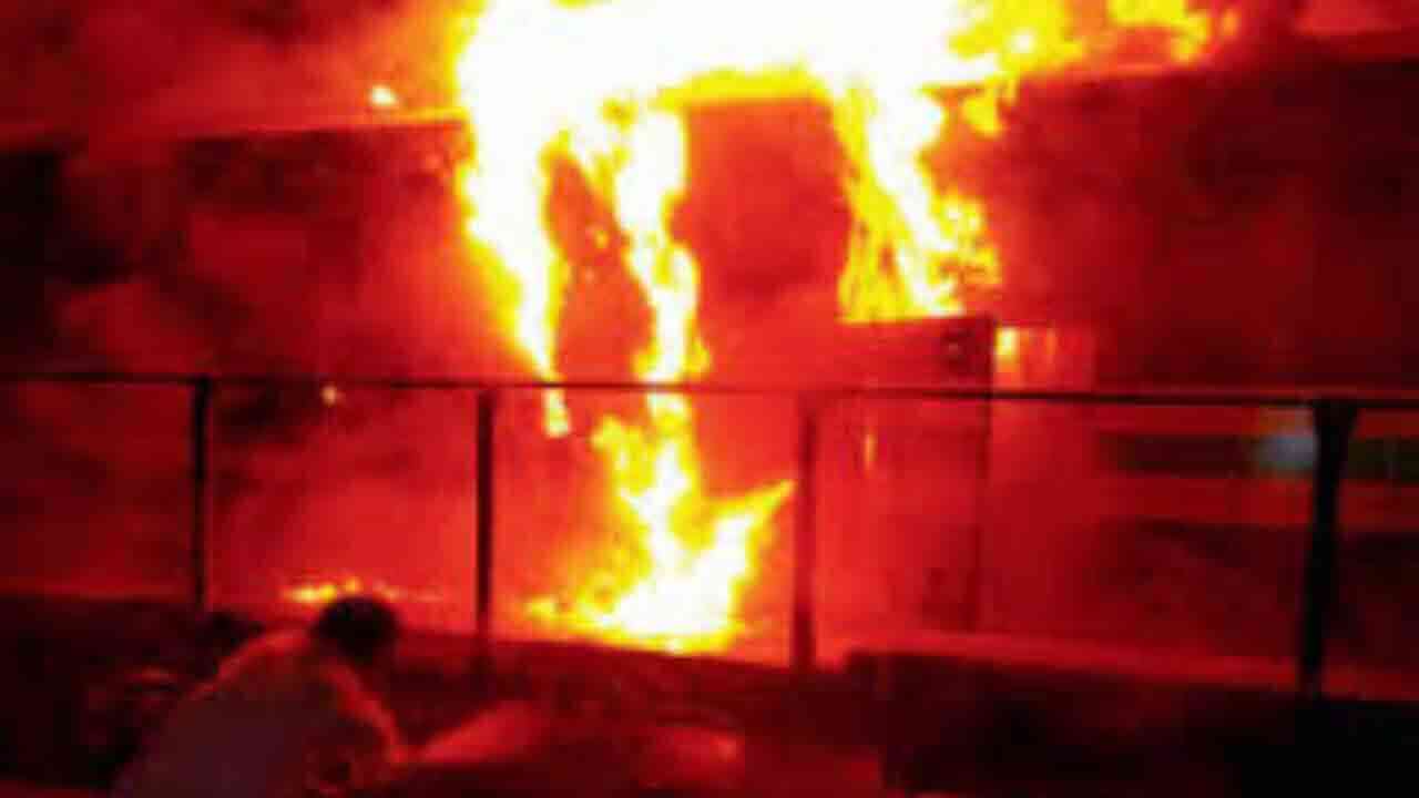 పాతబస్తీలో అగ్ని ప్రమాదం.. చెలరేగిన మంటలను అదుపు చేసిన అగ్నిమాపక సిబ్బంది