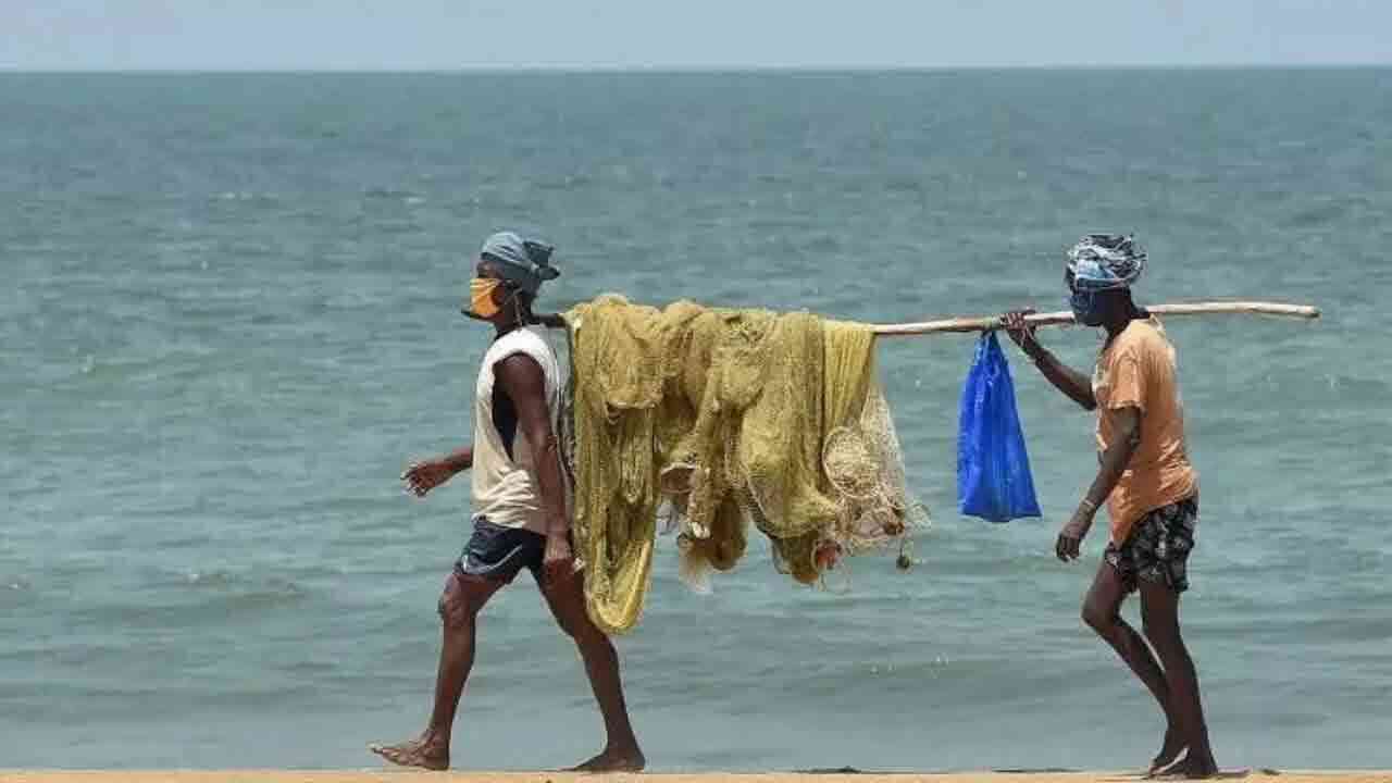 మత్స్యకారులకు శుభవార్త అందించిన ప్రభుత్వం.. ఖాతాల్లో 20 వేలు జమ