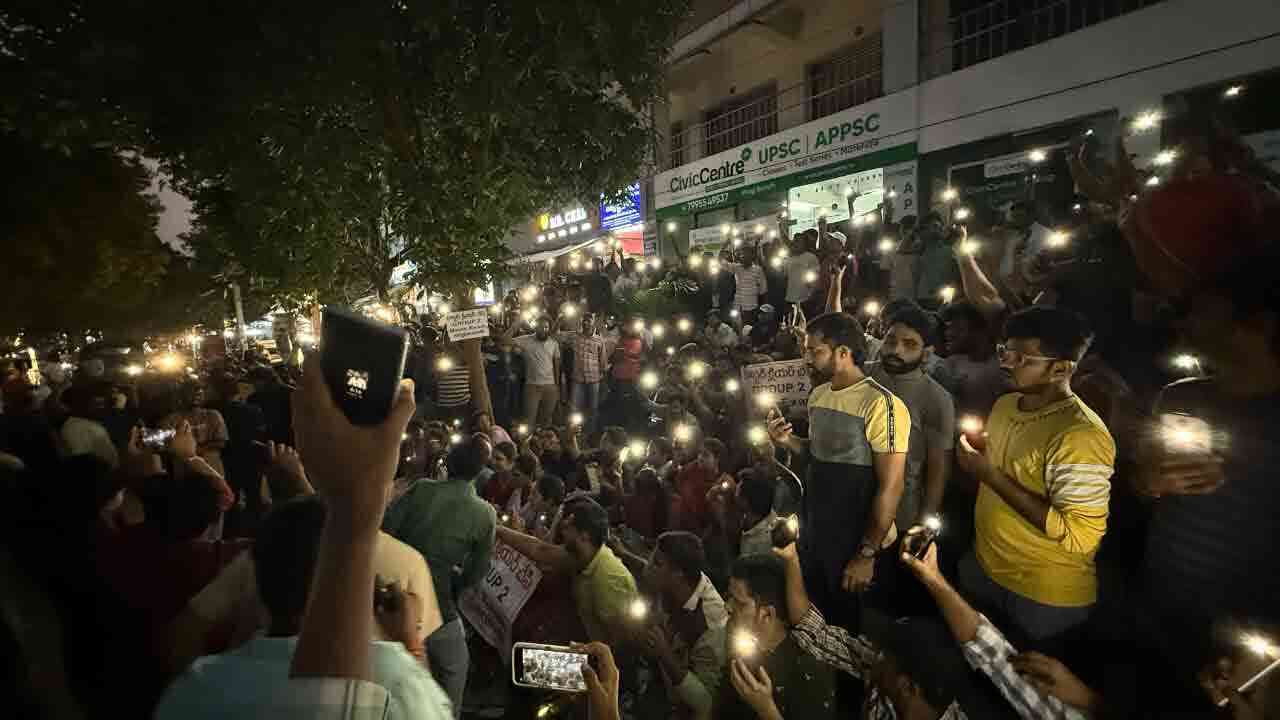 రేపే గ్రూప్-2 మెయిన్స్ పరీక్ష.. రోడ్డెక్కి ఆందోళన చేస్తున్న అభ్యర్థులు