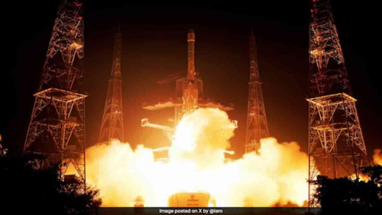 శ్రీహరికోట నుంచి ఇస్రో వందో ప్రయోగం విజయవంతం.. సంబరాల్లో సైంటిస్టులు