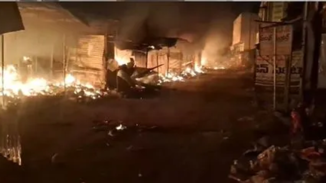 కోట్లలో ఆస్తి నష్టం.. కొండగట్టు గుట్ట కింద 25 షాపులు ఆహుతి...