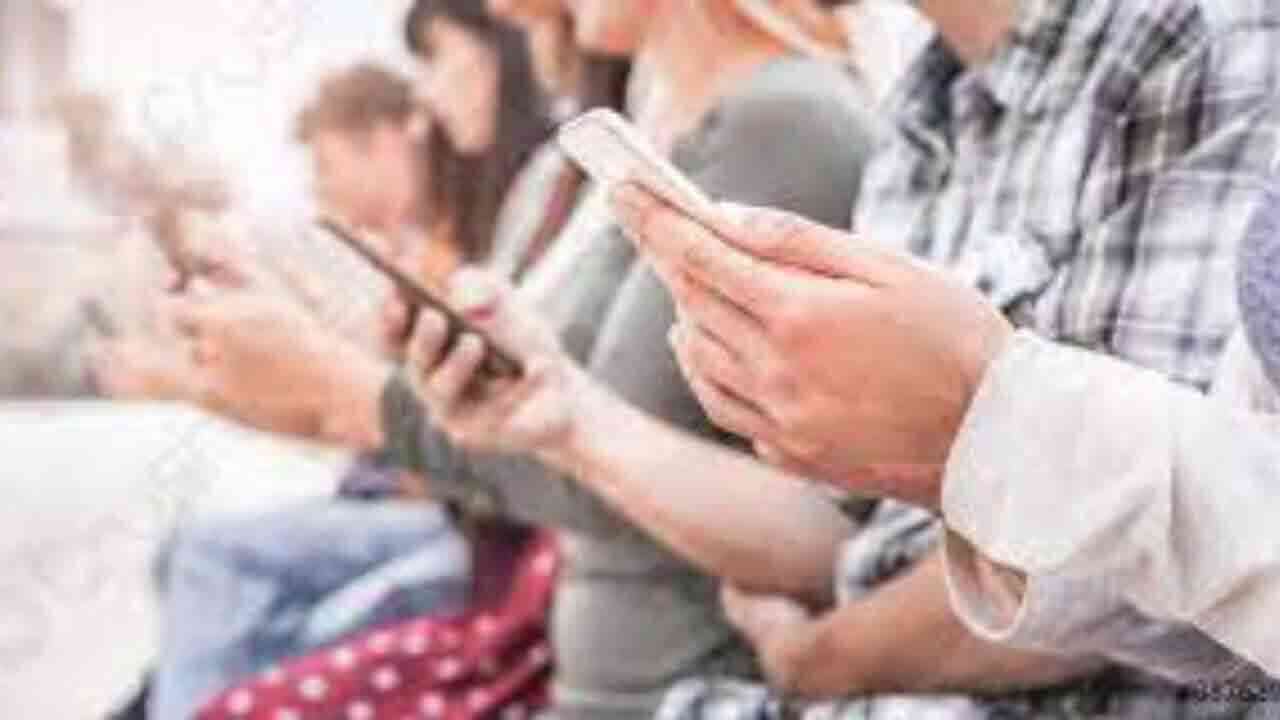 జనాభా కంటే ఫోన్ల సంఖ్య ఎక్కువ.. సరికొత్త రికార్డు సృష్టించిన తెలంగాణ.!