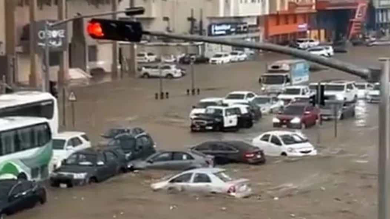 ఎడారి దేశంలో వరదలు