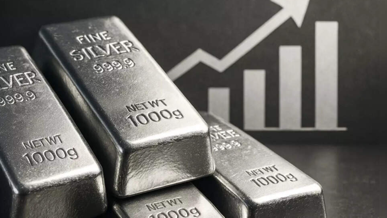 సిల్వర్ సునామీ...కిలో ధర రూ.2,07,000...