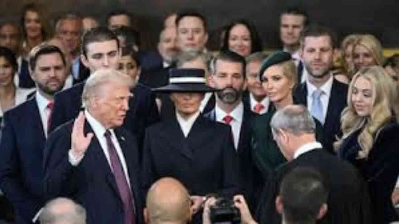 అమెరికా అధ్యక్షుడుగా రెండోసారి ప్రమాణ స్వీకారం చేసిన ట్రంప్.. బైడన్ నిర్ణయాలు రద్దుకు మొగ్గు