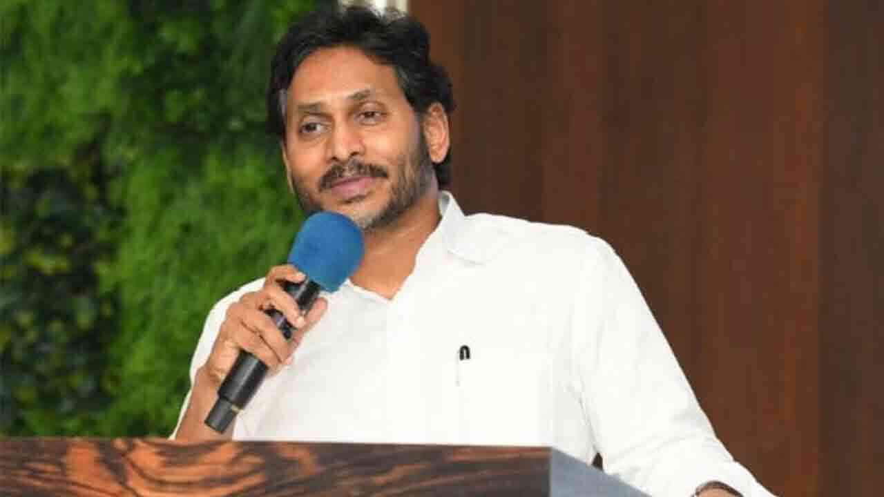 జనంలోకి జగన్.. ఉత్తరాంధ్ర నుంచే  శ్రీకారం చుట్టనున్న వైసీపీ అధినేత 