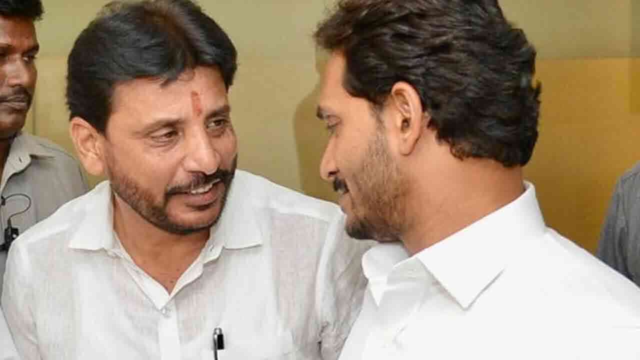 దువ్వాడ శ్రీనివాస్‌పై వైసీపీ అధిష్ఠానం వేటు