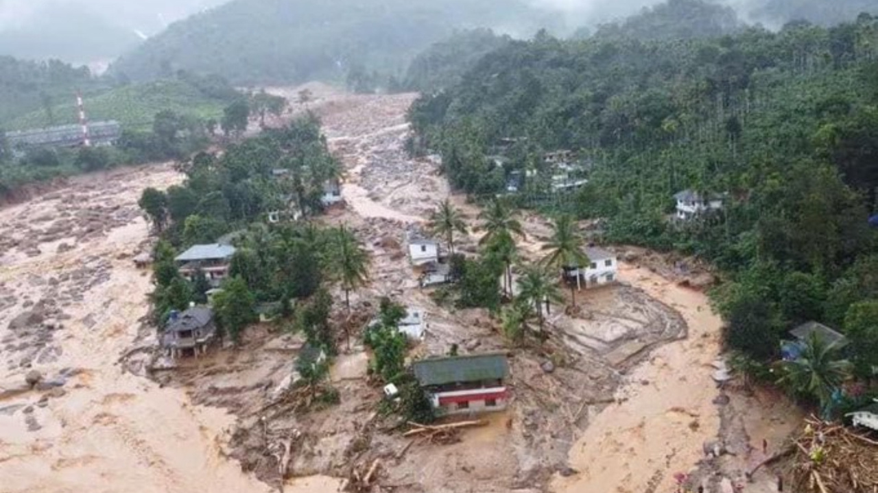 Kerala landslides: వయనాడ్ లో పెను ప్రమాదం..కొండచరియలు విరిగిపడి 15 మంది దుర్మరణం