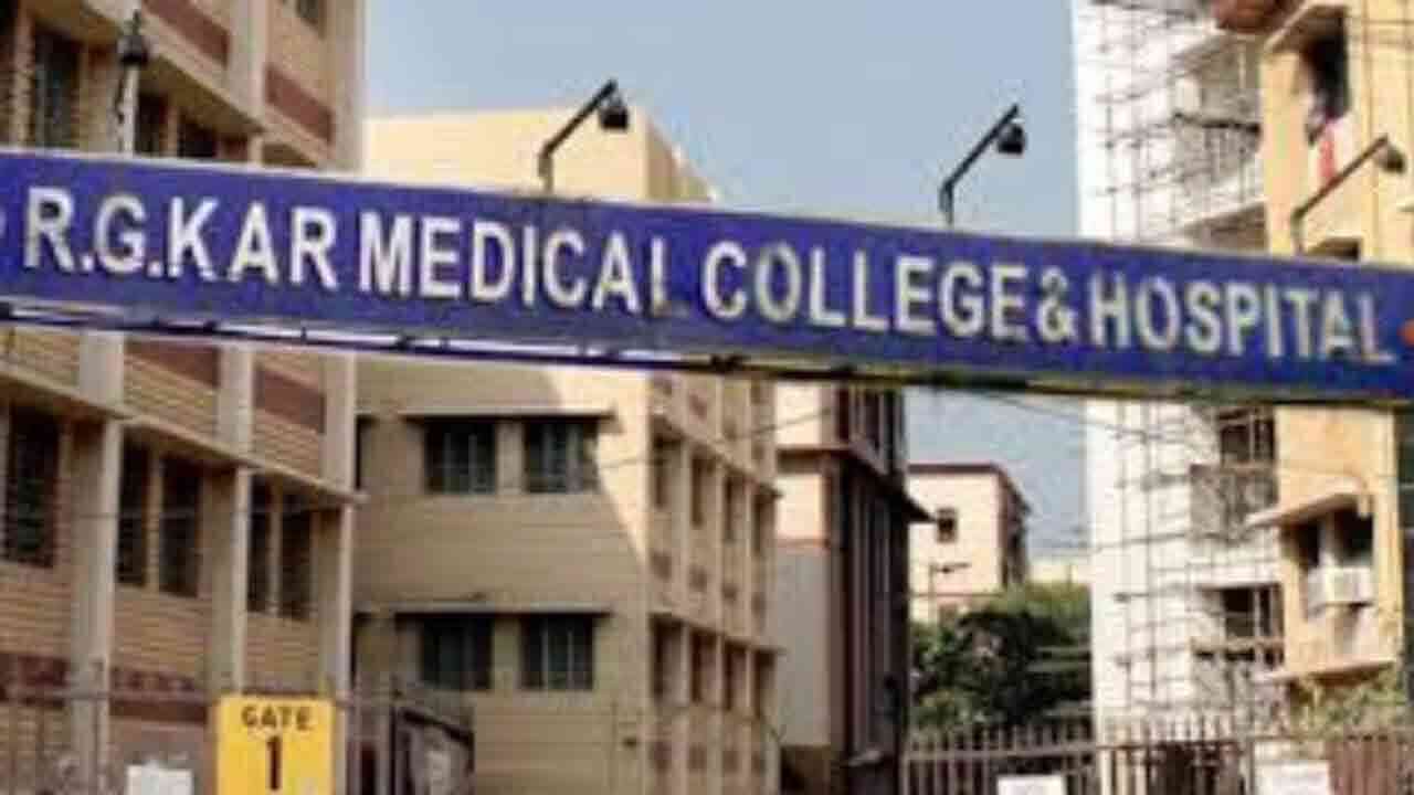 వైద్య విద్యార్థిని హత్యాచార ఘటనలో కీలక ఆధారం లభ్యం.. మృతురాలి తండ్రి వెల్లడి 