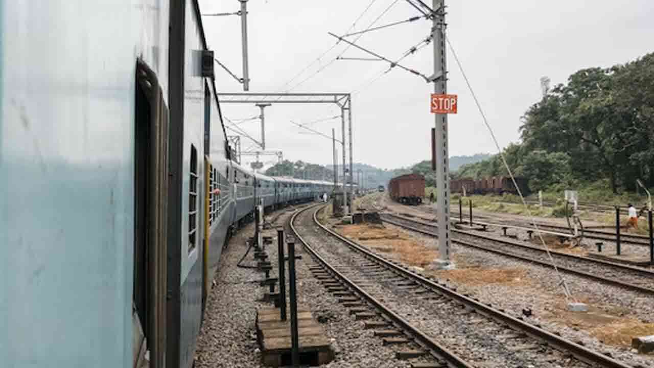 మేడ్చల్ జిల్లా గౌడవెల్లి రైల్వేస్టేషన్ దగ్గర దారుణం.. రైలు ఢీకొని తండ్రీ, ఇద్దరు కూతుళ్లు మృతి