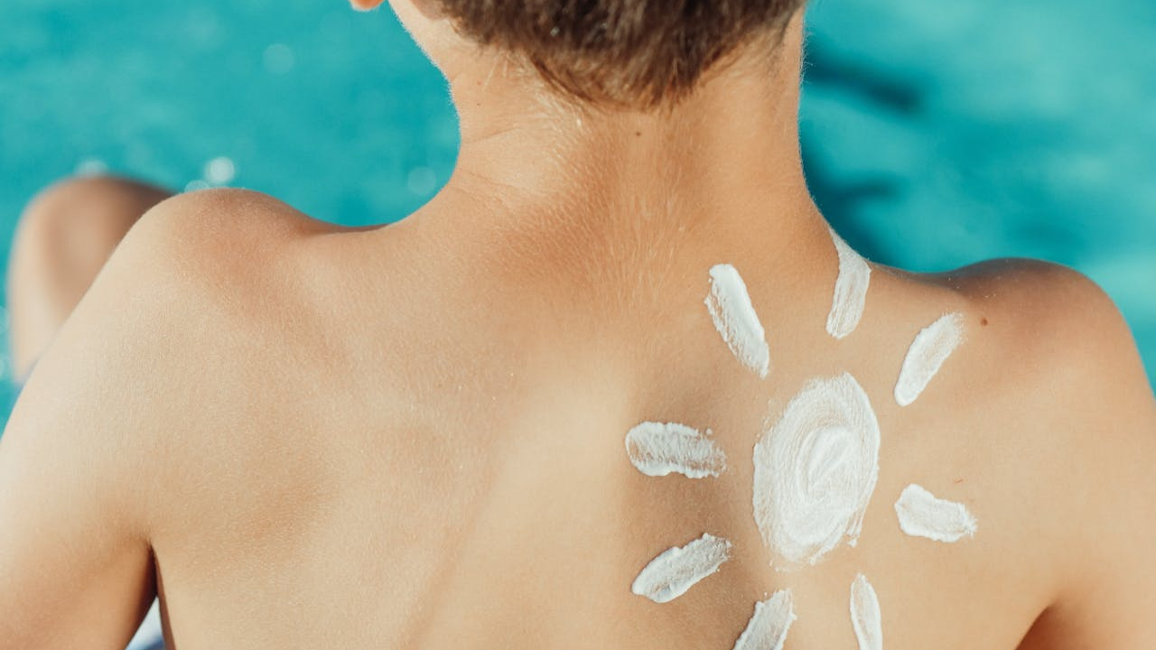 Sun screen : సన్ స్క్రీన్ ఎడా పెడా వాడేస్తున్నారా..అయితే ఈ విషయం తెలిస్తే షాక్ తినడం ఖాయం 