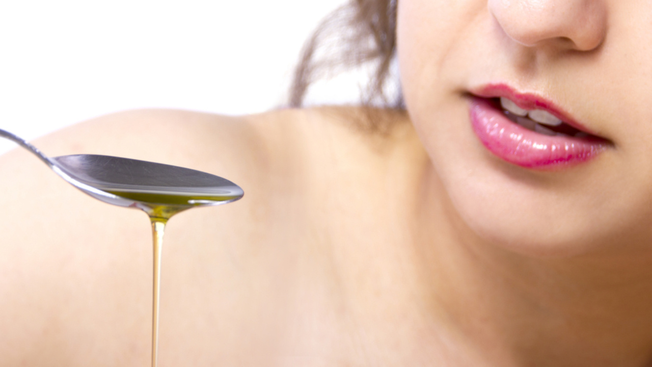 ఆయిల్ పుల్లింగ్ అంటే ఏంటి ...? దీని వల్ల ఎన్ని రకాల జబ్బులను తగ్గించుకోవచ్చు..?