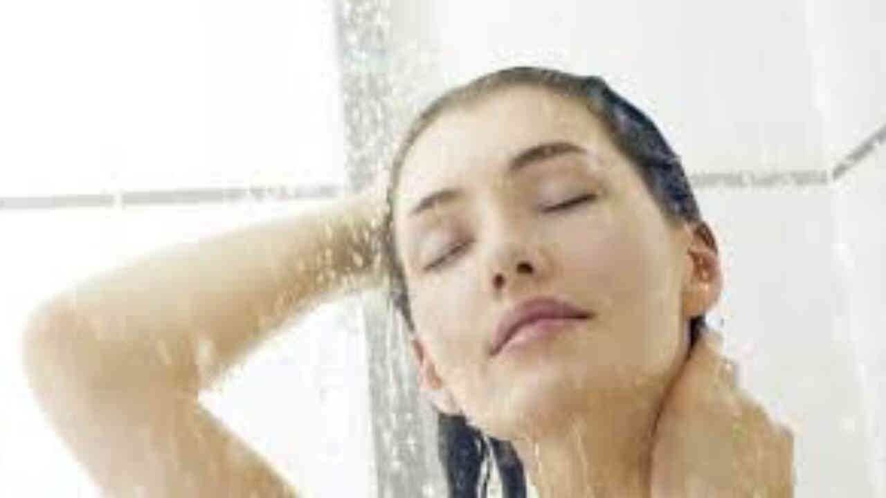 Health Tips:  వేడి నీటి స్నానం మంచిదా..చన్నీళ్ల స్నానం మంచిదా? ఏ నీళ్లతో స్నానం చేస్తే ఆరోగ్యానికి మంచిది..?