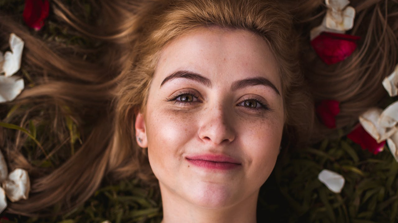 Beauty Tips: బ్యూటీపార్లర్ వెళ్లే పనిలేకుండానే ఇంట్లోనే మీ ఫేస్ తెల్లగా గ్లో అవ్వాలంటే పాటించాల్సిన చిట్కాలు ఇవే