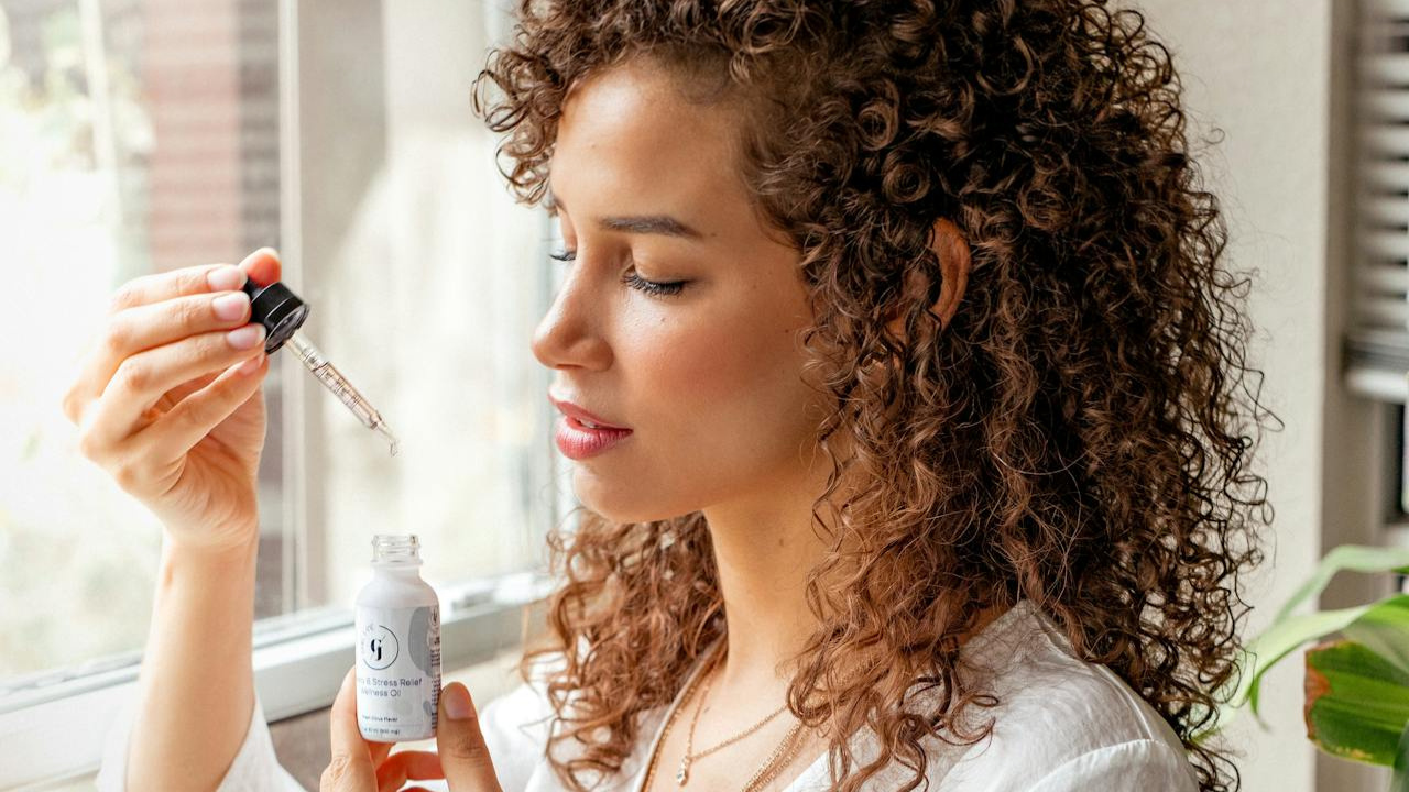 Skin Care:  ఈ నూనెను పటికతో కలిపి ముఖానికి  రాసుకుంటే చర్మం మెరుస్తుంది 