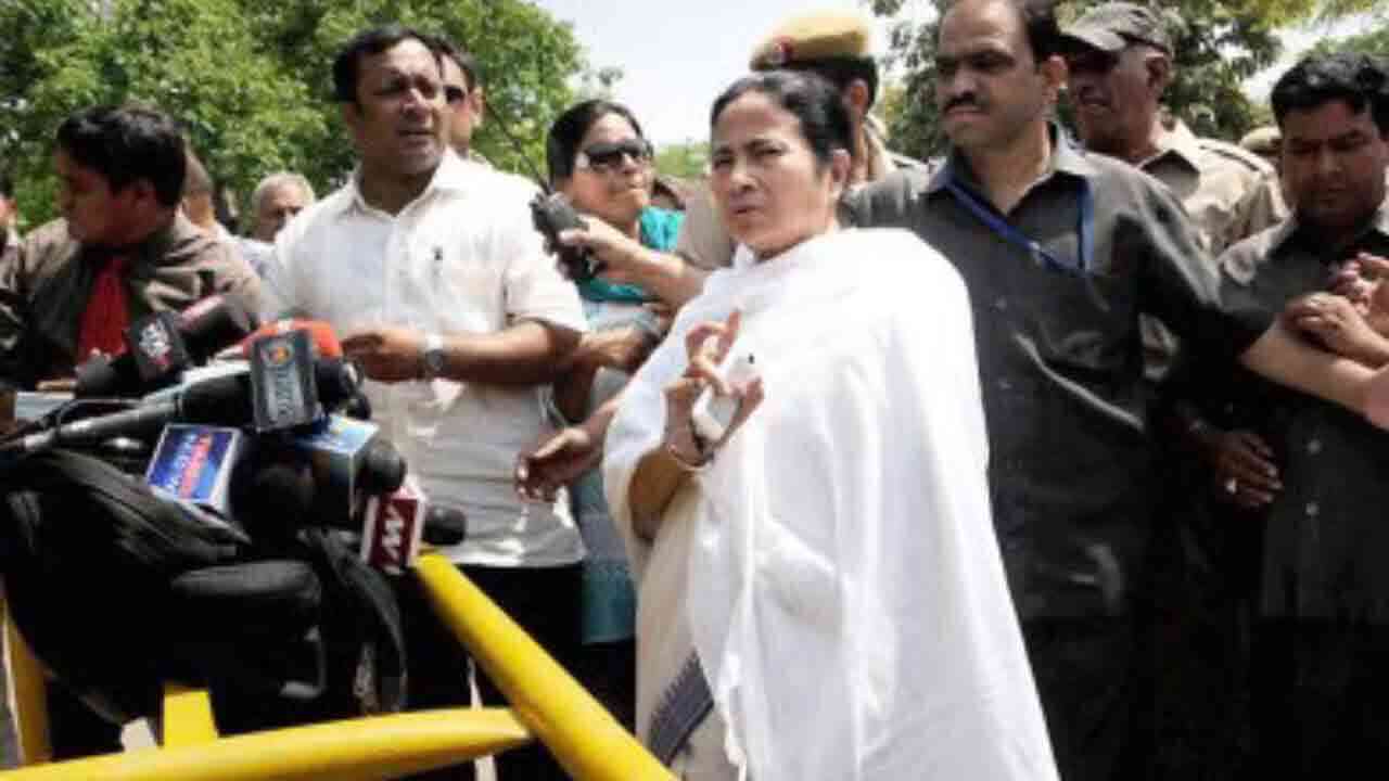 వైద్యుల నిరసన శిబిరానికి వచ్చిన సీఎం మమతా బెనర్జీ.. సోదరిగా వచ్చానంటూ కీలక వ్యాఖ్యలు 