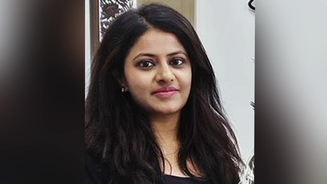 IAS officer Pooja Khedkar Controversy: మాజీ ట్రెయినీ ఐఏఎస్ పూజా ఖేడ్కర్‌కు కేంద్రం భారీ ఝలక్ ఇచ్చిన కేంద్ర ప్రభుత్వం