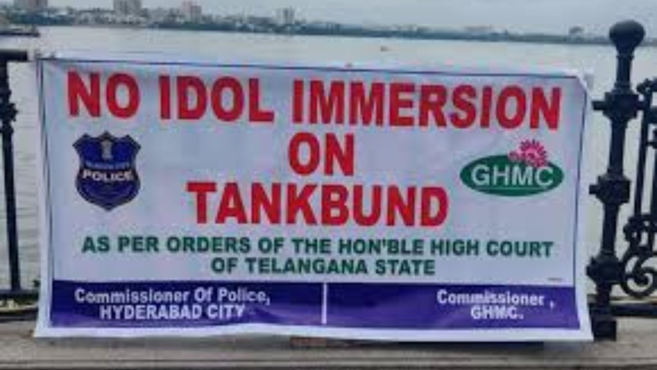 హుస్సేన్‌ సాగర్‌లో వినాయక నిమజ్జనాలపై పోలీసుల ఆంక్షలు.. ప్లెక్సీలు ఏర్పాటు