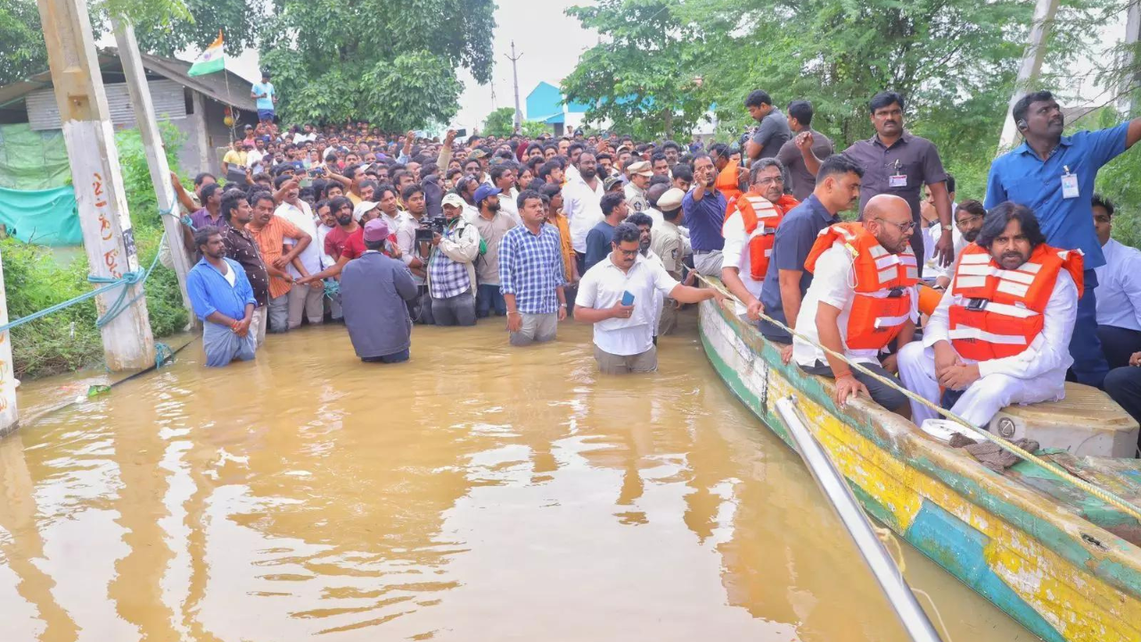 వరద ప్రభావిత ప్రాంతాల్లో పవన్‌ కల్యాణ్‌ పర్యటన.. వైసీపీ తప్పులతో ప్రజలకు నష్టమని వ్యాఖ్య