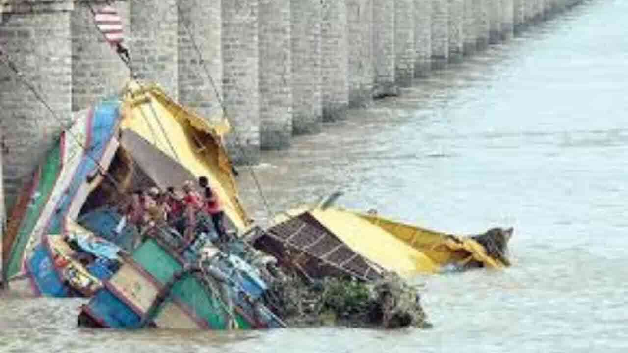 ప్రకాశం బ్యారేజీలో చిక్కుకున్న బోట్ల తొలగింపులో ఇబ్బందులు.. క్లిష్టతరంగా అండర్ వాటర్ ఆపరేషన్ 