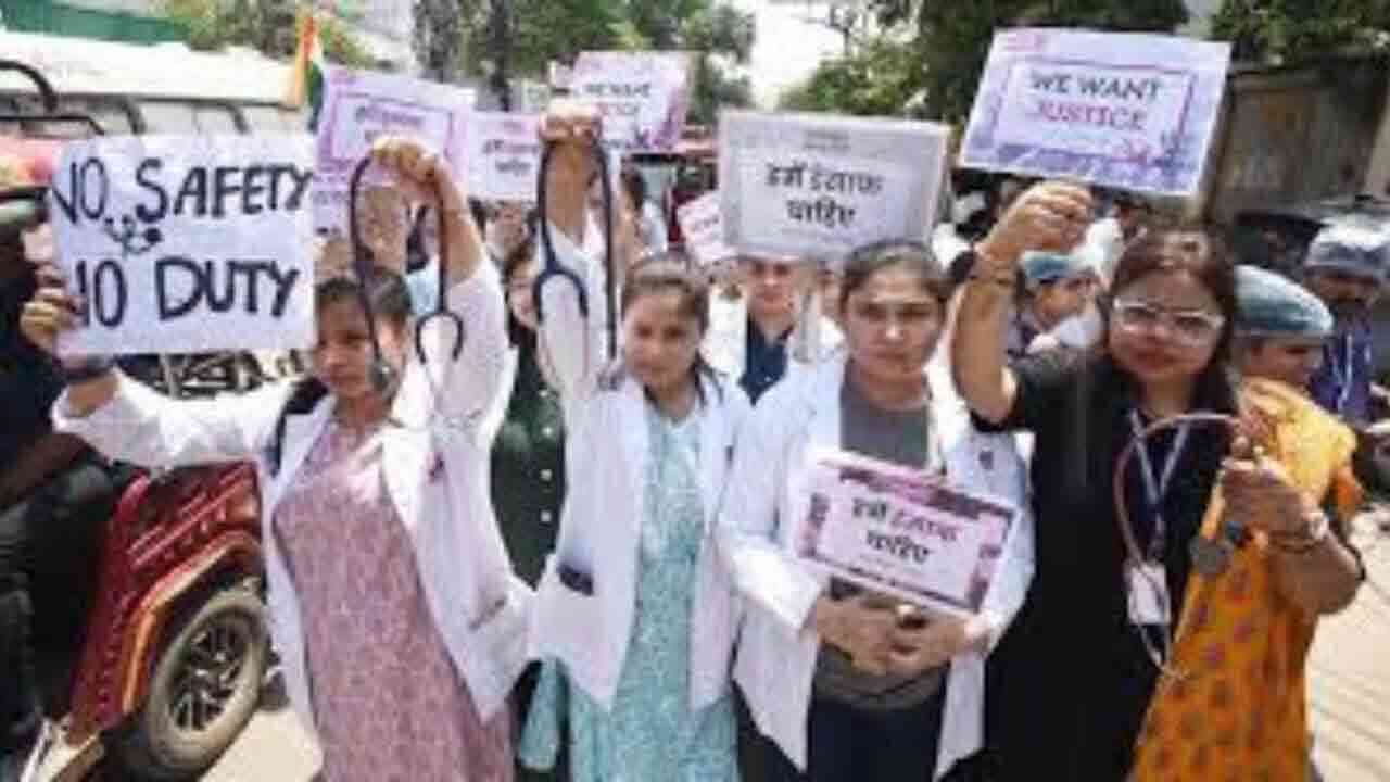 బెంగాల్ ఘటనపై కేంద్ర ప్రభుత్వం కీలక ఆదేశాలు.. రెండు గంటలకోసారి నివేదిక ఇవ్వాలంటూ ఆదేశం 