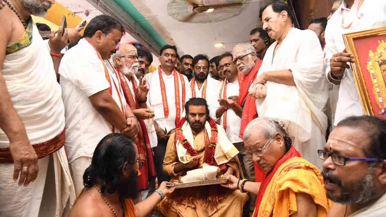 లడ్డు వ్యవహారంపై హిందువుల మౌనాన్ని ప్రశ్నించిన పవన్ కళ్యాణ్.. పలువురి వ్యాఖ్యలపై ఆగ్రహం 