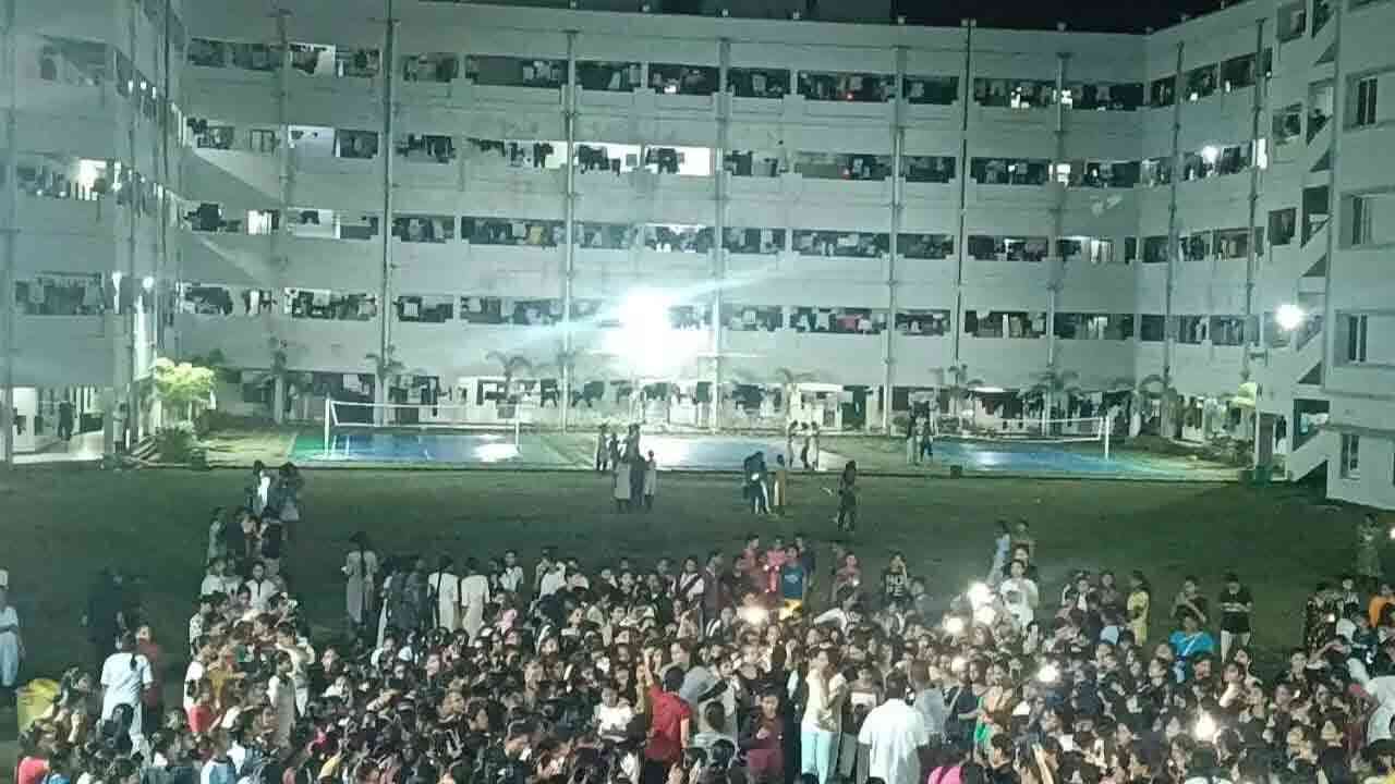 ఇంజనీరింగ్ కాలేజీలో దారుణం.. అమ్మాయిలు బాత్రూంలో సీక్రెట్ కెమెరాలు 