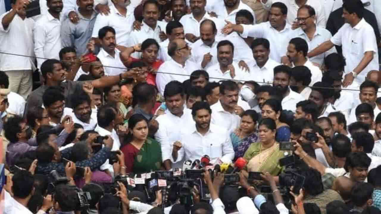 ఫార్మా ప్రమాద బాధితులను పరామర్శించిన మాజీ సీఎం వైఎస్ జగన్మోహన్ రెడ్డి.. ప్రభుత్వంపై విమర్శలు 