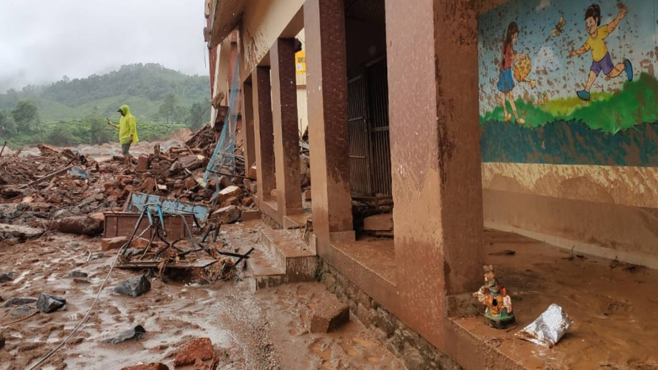Wayanad Landslides: హృదయవిదారకంగా వయనాడ్ ..చిన్నారుల మృతదేహాలు చూసి ఉపాధ్యాయులు కన్నీరు