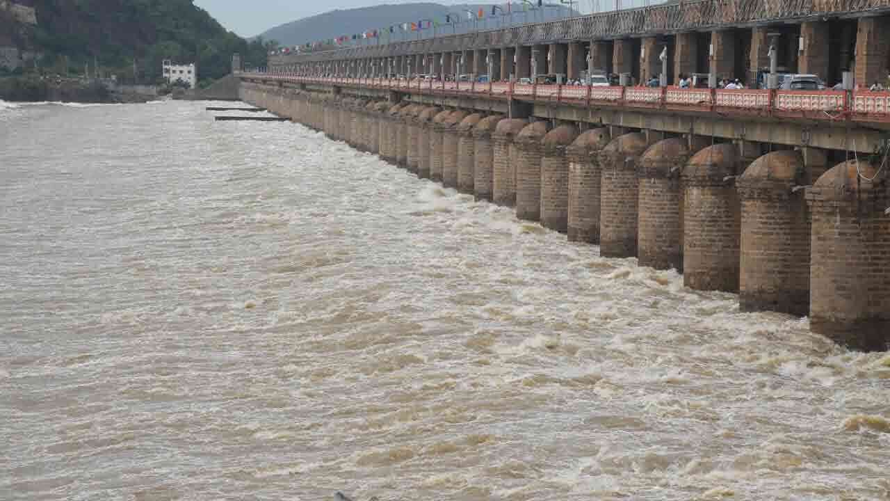 ఉప్పొంగుతున్న కీలక ప్రాజెక్టులు.. లక్షల క్యూసెక్కులకు చేరిన నీరు