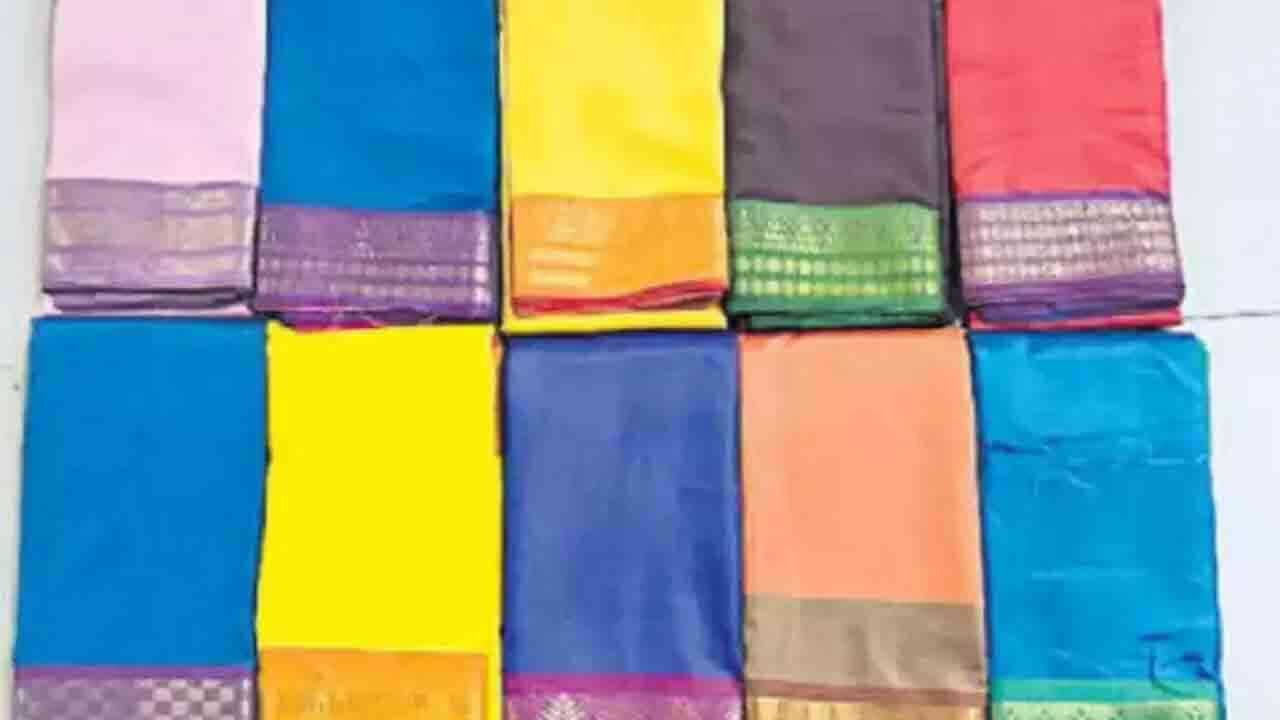 తెలంగాణ మహిళలకు గుడ్ న్యూస్.. రెండు చీరలు పంపిణీ చేయనున్న ప్రభుత్వం 