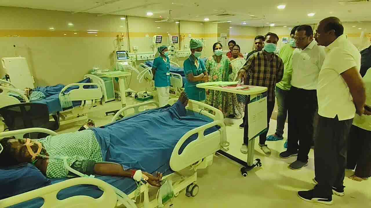 విశాఖను వదలని ప్రమాదాలు.. శ్రావణ్ షిప్పింగ్స్ లో విషవాయువు పీల్చడంతో ఐదుగురు కార్మికులకు తీవ్ర అస్వస్థత 