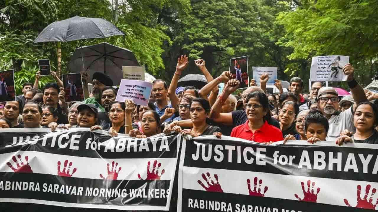 బెంగాల్ లో ఉద్రిక్తంగా మారిన విద్యార్థుల ఆందోళన.. సీఎం మమత రాజీనామా చేయాలని డిమాండ్ 