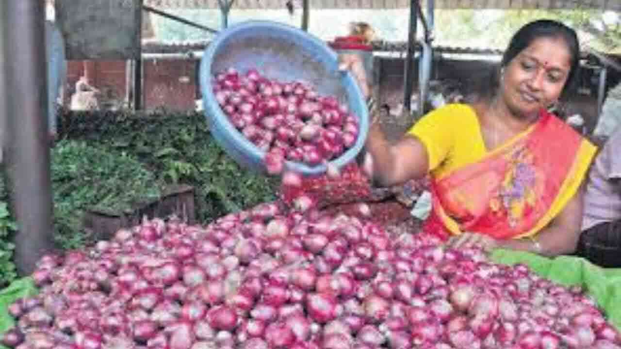ఘాటెక్కిన ఉల్లి.. భారీగా పెరిగిన ధరతో అల్లాడుతున్న వినియోగదారులు