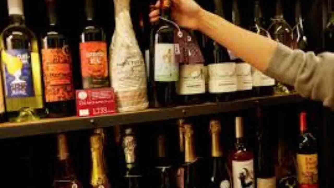 స్విగ్గి, జోమాటోలతో ఇకపై మద్యం కూడా హోమ్ డెలివరీ 