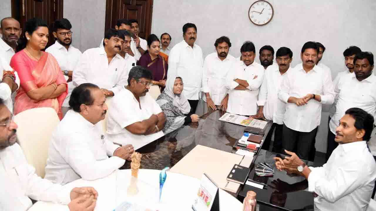 నేడు, రేపు పార్టీ నేతలతో సమావేశం కానున్న వైసీపీ అధినేత వైఎస్ జగన్ 